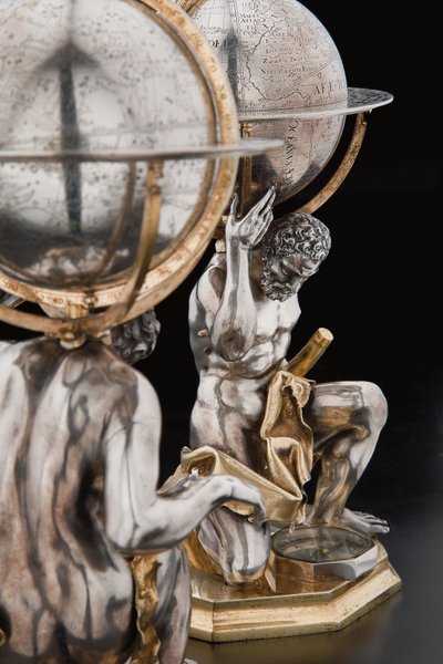 To eksepsjonelle jord- og himmelkloder, støttet av Hercules og Atlas, Augsburg av Abraham Drentwett