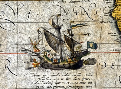 Magellans båt "" Victoria"" som reiste gjennom Stillehavet representert i det nederlandske atlaset til Abrahm Ortelius (1580). av Abraham Ortelius