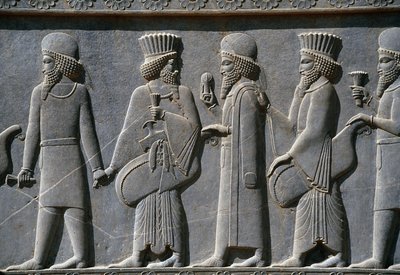 Detalj fra en prosesjonsfrise på østsiden av Apadana-palasset, Persepolis, Iran, ca. 518-465 f.Kr. (gråstein) av Achaemenid