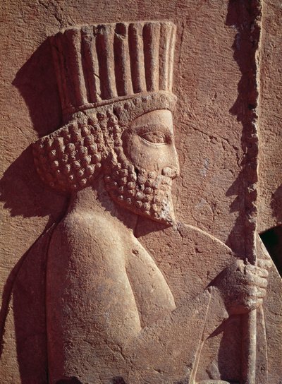 Detalj av en persisk soldat, fra reliefffrisen på østtrappen til Apadana (Audience Hall) Achaemenian period, ca. 515 f.Kr. (kalkstein) av Achaemenid