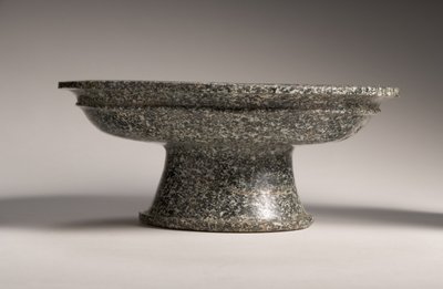 Skål med fot, tidlig på 500-tallet f.Kr. (granodioritt) (se også 247954) av Achaemenid