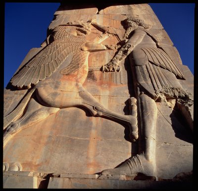 Idealisert heltekonge, antatt å være Xerxes (ca. 519-465 f.Kr.), Stabbing a Monster, detalj fra Xerxes' Throne Hall, ca. 480 f.Kr. (se 179110) av Achaemenid