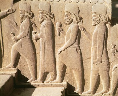 Relieff som viser medianvakter fra trappene til Triplyon Hall, Achaemenian Period, 6.-5. århundre f.Kr. (kalkstein) av Achaemenid