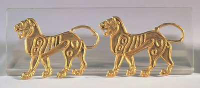 To løvesekvenser som ble sydd på seremonielle kapper, fra Hamadan, ca. 5.-4. århundre f.Kr. (gull) av Achaemenid