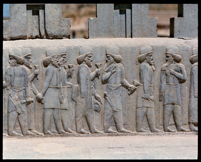 Utsikt over relieffene av nordlige trapper av Achaemenid