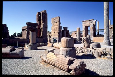 Utsikt over den vestlige inngangen til Hundred Column Hall av Achaemenid