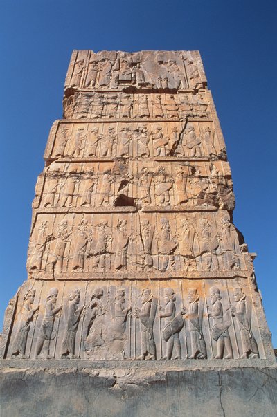 Vestinngang til Hundred Column Hall, som viser rader av dignitærer som støtter kongen på toppen av Achaemenid