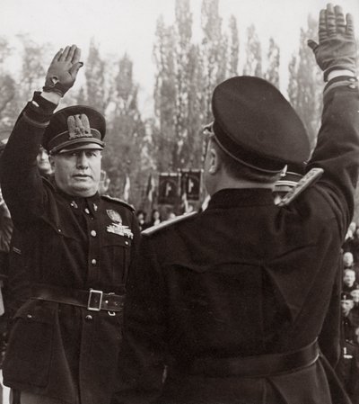 Benito Mussolini hedrer en fascistisk tjenestemann med en honnør (s/hvitt bilde) av Achille Villani