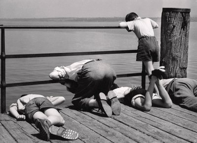 Busy With Fishing, Italia, ca. 1950-60 (gelatinsølvtrykk) av Achille Villani