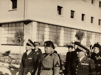 Innvielse av bygningene til Royal Airport "Fausto Pesci" i Bologna, konstruert av selskapet Mauro Toschi fu Ulisse, i nærvær av hertugen Benito Mussolini, 24/10/1936 (s/h foto) av Achille Villani
