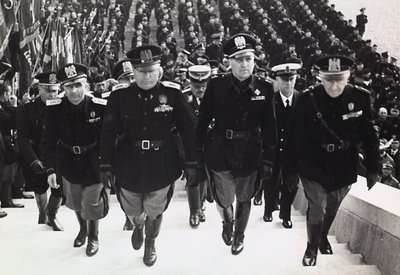 Mussolini på en militærparade (s/hvitt bilde) av Achille Villani