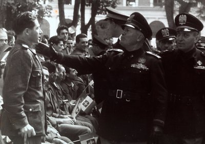 Mussolini hilser en soldat (s/hvitt bilde) av Achille Villani