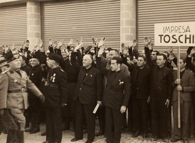 Byggearbeiderne til selskapet Mauro Toschi fu Ulisse, hilser hertugen Benito Mussolini under innvielsen av bygningene til Royal Airport "Fausto Fish" i Bologna, 24/10/1936 (s/hv-bilde) av Achille Villani