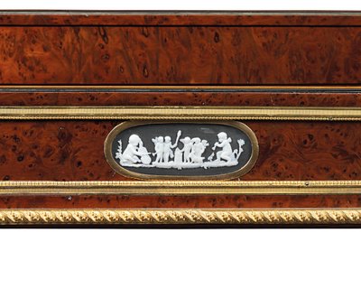Sen Louis XVI ormolu og cameo-montert burr barlind tre og mahogni bord travailleuse (ormolu, barlind og mahogni) av Adam Weisweiler