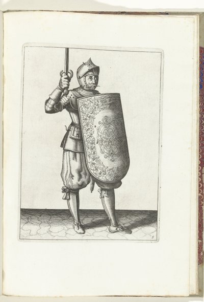 The Targe and Rapier Exercise: Soldaten holder den tegnede rapier ikke høyere enn sitt ansikt (nr. 5), 1618 Nassausche Wapen-Handelinge, van Schilt, Spies, Rappier and the Targe: beyde figuerlick avbildet, og innrammet etter den nye rekkefølgen [av] av Adam van Breen