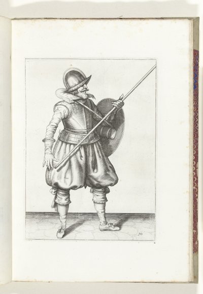 Øvelsen med skjold og spyd: soldaten returnerer spydet til hvilestilling i tre ganger, første sats (nr. 10), 1618 Nassausche Wapen-Handelinge, van Schilt, Spies, Rappier and the Targe: beyde figuerlick avbildet, ende innrammet etter av Adam van Breen