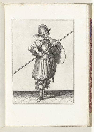 Skjold- og piggøvelsen: Soldaten flytter piggen til draposisjon på to ganger, første bevegelse (nr. 13), 1618 Nassausche Wapen-Handelinge, van Schilt, Spies, Rappier and the Targe: beyde figuerlick avbildet, ende innrammet etter den nye av Adam van Breen