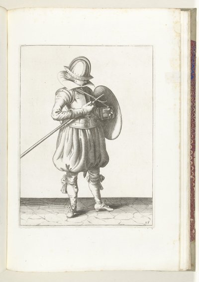 Skjold- og piggøvelsen: Soldaten holder pigg og skjold nær kroppen (nr. 15), 1618 Nassausche Wapen-Handelinge, van Schilt, Spies, Rappier and the Targe: beyde figuerlick avbildet, og innrammet etter den nye orden [av] (...) Maurit av Adam van Breen