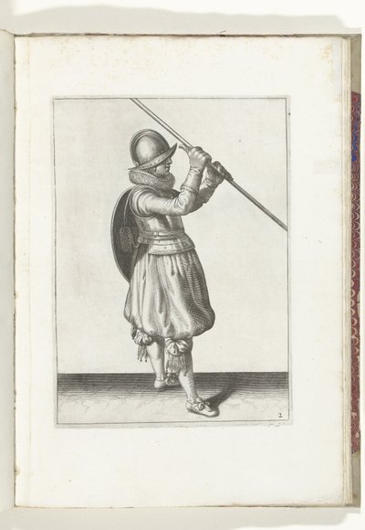 Skjold- og piggøvelsen: Soldaten med piggen vinklet i begge hender og skjoldet på ryggen (nr. 2), 1618 Nassausche Wapen-Handelinge, van Schilt, Spies, Rappier and the Targe: beyde figuerlick avbildet, og innrammet etter den nye orden [va av Adam van Breen