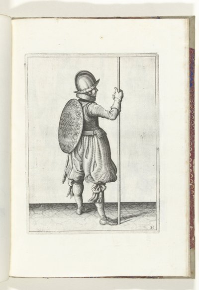 De exercitie met schild en spies: de soldaat staande met de spies rustend op de grond naast de rechtervoet (nr. 30), 1618 De Nassausche Wapen-Handelinge, van Schilt, Spies, Rappier ende Targe : beyde figuerlick afgebeelt, ende gestelt na de nieu ordening   av Adam van Breen
