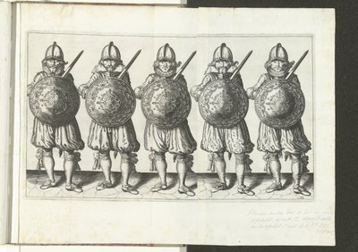 Skjold- og piggøvelsen: Fem soldater som står side om side på linje med rapieren i høyre hånd og skjoldet foran brystet (nr. 32), 1618 Nassausche Wapen-Handelinge, van Schilt, Spies, Rappier andde Targe: beyde figuerlick avbildet av Adam van Breen
