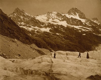Alpint landskap, tre turgåere på en isbre, 1860-tallet (karbontrykk) av Adolphe Braun