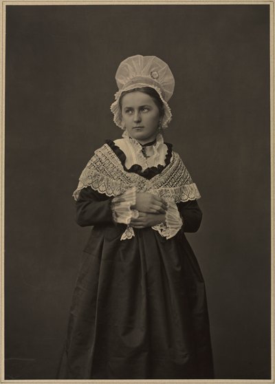 Kvinne i Lorraine-kjole av Adolphe Braun