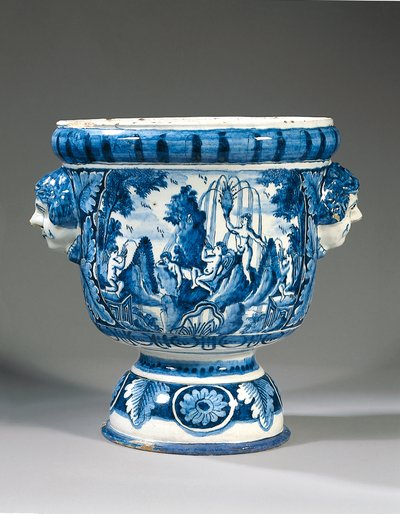 Delft blå og hvit toskaftet mytologisk pidestall hageurne av Adriaen (fl.1868 d.1701) (attr.to) Kocks