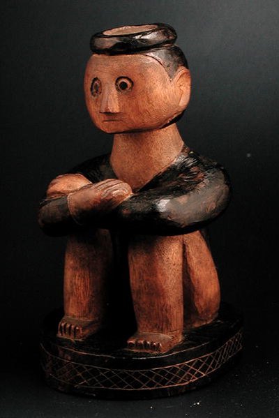 Sittende figur av en mann med hodering, Tsonga, Mosambik, sent på 1800-tallet (tre) av African