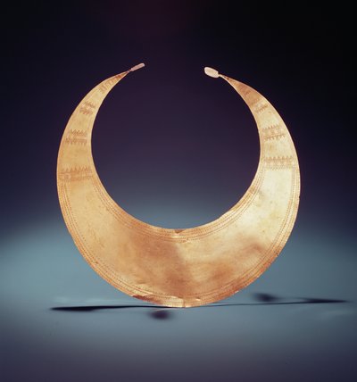 Lunula, Ross, County Westmeath, tidlig bronsealder, ca. 2000 f.Kr. (gull) av Age Bronze