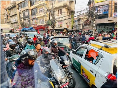 Trafikk i katmandu, 2023 (digital kunst på fotografi) av Agnes Girardon