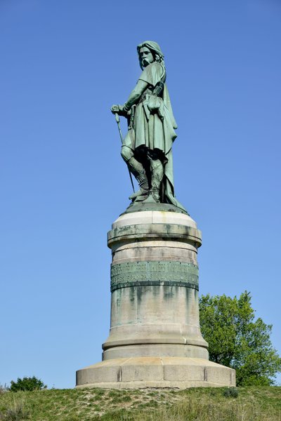 Kolossal statue av Vercingetorix (72-46 f.Kr.), gallisk leder - Skulptur av Millet Aime (1819-1891) 6,60 m høy erige i 1865 på den vestlige delen av Mont Auxois (base 7 m høy av Viollet Le Duc) Alise Sainte Reine 1865 av Aime Millet
