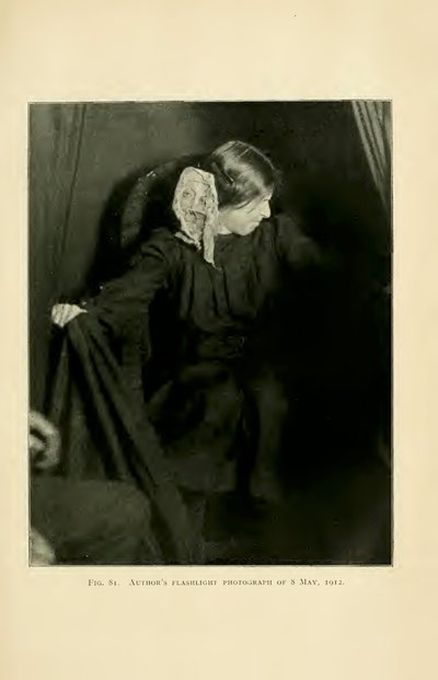 Eva Carrière produserer ektoplasma, Paris, 8. mai 1912, fra «Fenomener av materialisering: et bidrag til etterforskningen av mediumistisk teleplastikk» av Albert von Schrenck-Notzing av Albert Freiherr von Schrenck Notzing