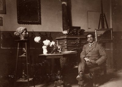Billedhuggeren Mario Pelagatti i studioet hans, Firenze, 20/11/1920 (s/hvitt foto) av Alberto Fierli