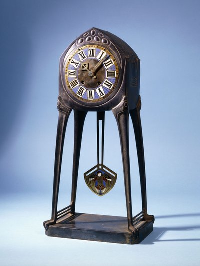 En Albin Muller (1871-1941) bordklokke, før 1904 (støpejern, bronse, emalje) av Albin Muller