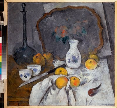 Stilleben med en karaffel og en pipe (Komposisjon med også epler på tøy, kniv og brett) - Stilleben med en karaffel og en pipe - Verk av Alexander Vasilyevich Shevchenko (Alexandre Chevtchenko) (1883-1948), olje på papp av Aleksandr Vasilievich Shevchenko