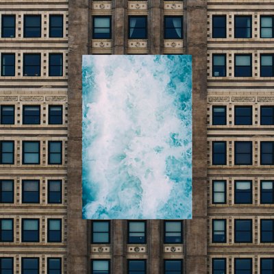 foss, 2019,(collage,funne objekter) av Alex Caminker
