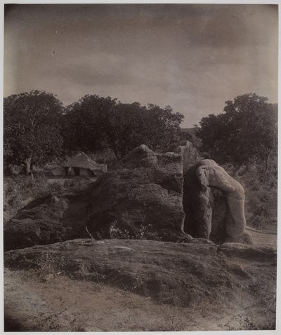 Skulpturert elefant på toppen av stein med Asoka-inskripsjoner, Dhauli, Puri-distriktet av Alexander Caddy