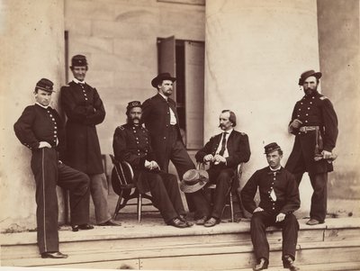 Brigadegeneral Gustavus A. DeRussy og staben på trappene til Arlington House, Arlington..., mai 1864. av Alexander Gardner
