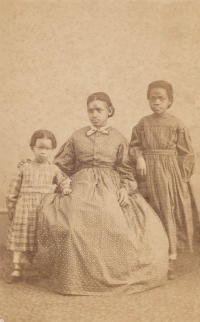 Carte-de-visite av en ung kvinne og to barn, 1864 - 1866. av Alexander Gardner