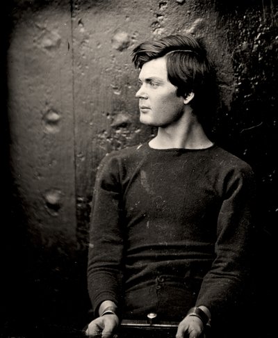 Lewis Powell i håndleddsjern ombord på USS Saugus, 1865 av Alexander Gardner