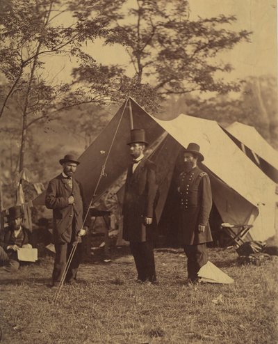 [President Abraham Lincoln, generalmajor John A. McClernand til høyre og E. J...., 4. oktober 1862. av Alexander Gardner