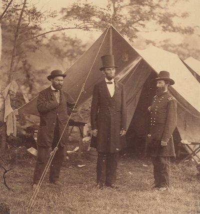 [President Abraham Lincoln, generalmajor John A. McClernand til høyre, og EJ..., 3. oktober 1862. av Alexander Gardner