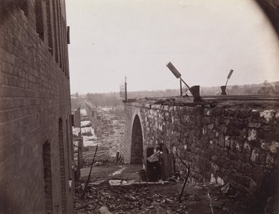 Ruinene av Richmond og Petersburg Railroad Bridge, Richmond, Virginia, ca. 1865. av Alexander Gardner