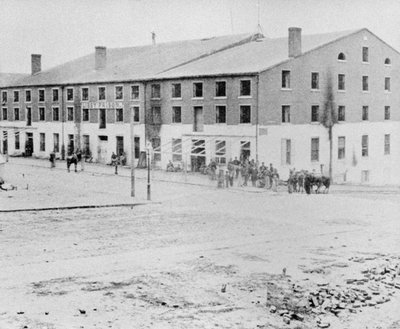 Det konfødererte Libby-fengselet for krigsfanger i Richmond, Virginia (s/hvitt-bilde) av Alexander Gardner