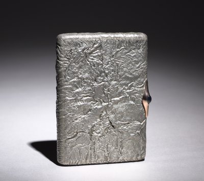 Sigarettboks, etter 1896 (sølv, cabochon safir montert i gull) av Alexander Karpov