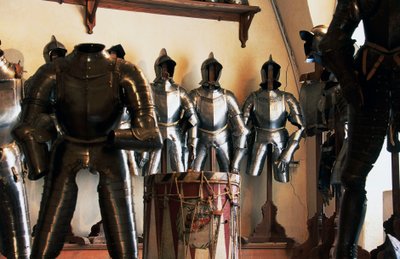 Utstilling av gammel rustning, Armory of Churburg-slottet, Schluderns, Venosta-dalen, Trentino-Alto Adige, Italia av Nicolas Toussaint Charlet