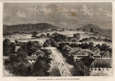 Rue et barracks de Freetown, Sierra Leone, gravering etter tegningen av A. de Bar, som illustrerer reisen til Côte d'Afrique, i 1868, av viseadmiral Fleuriot de Langles, publisert i "Le tour du monde" 1873, redigert av Edouard Charton, Hachet av Alexandre de (after) Bar