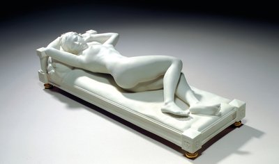 Sevres kjeksfigur av en liggende naken, 