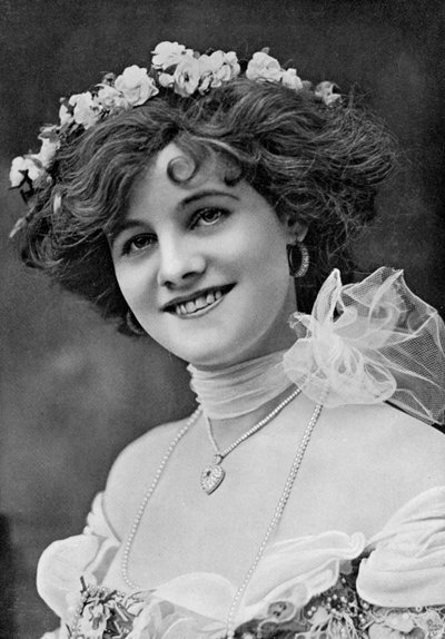Frøken Gertie Millar 1879-1952, skuespillerinne, 1902-1903. av Alfred Ellis and Walery